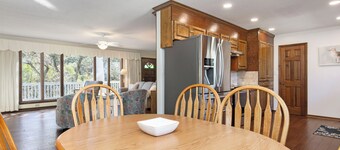 3BR Cottage Nestled in Live Oaks – Private Retreat w/ Oceanfront Parking