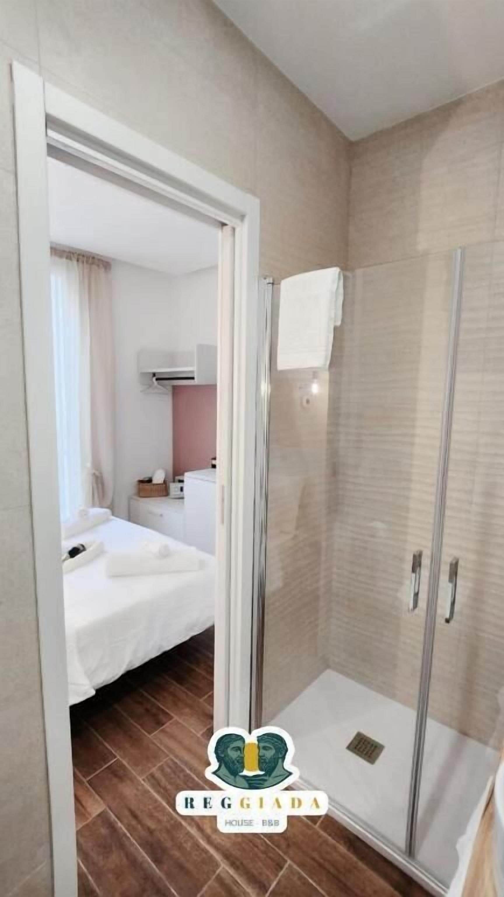 Comfort kamer, balkon, uitzicht op stad | Badkamer | Een douche, een haardroger, handdoeken, zeep