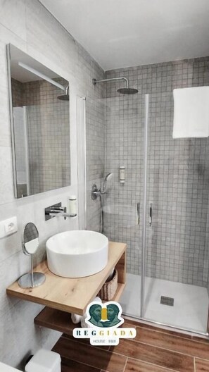 Camera Deluxe, balcone | Bagno | Doccia, asciugacapelli, accappatoio, pantofole
