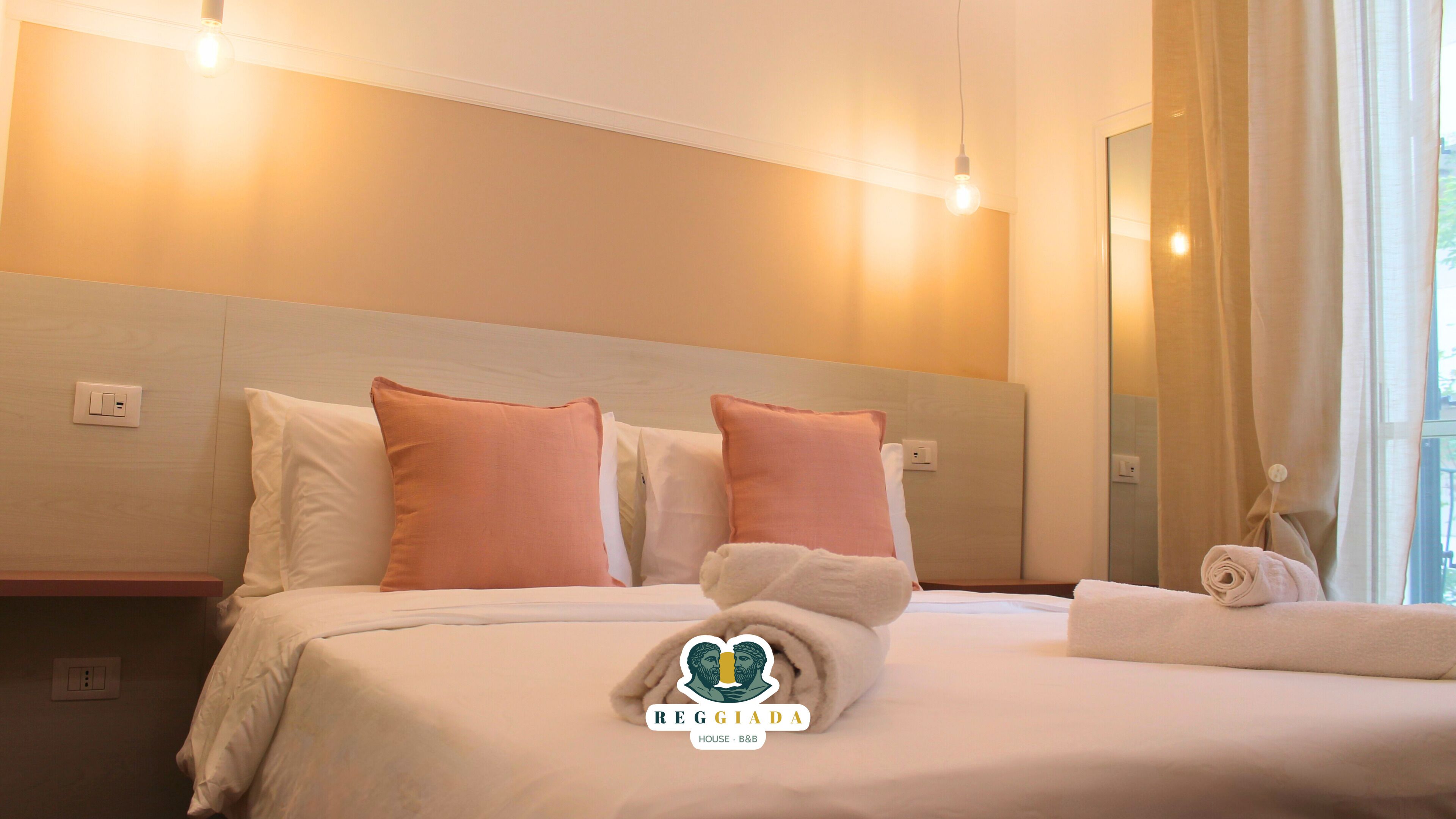 Comfort kamer, balkon, uitzicht op stad | Een kluis op de kamer, een bureau, verduisterende gordijnen