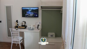 Habitación Deluxe, balcón | Caja fuerte, escritorio, cortinas opacas y sistema de insonorización
