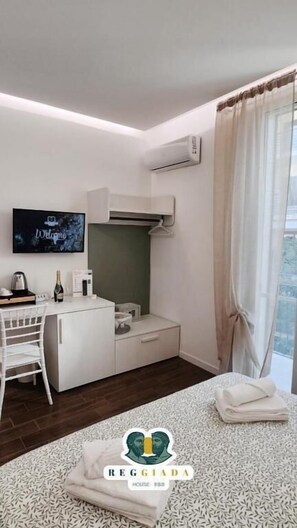 Habitación Deluxe, balcón | Caja fuerte, escritorio, cortinas opacas y sistema de insonorización