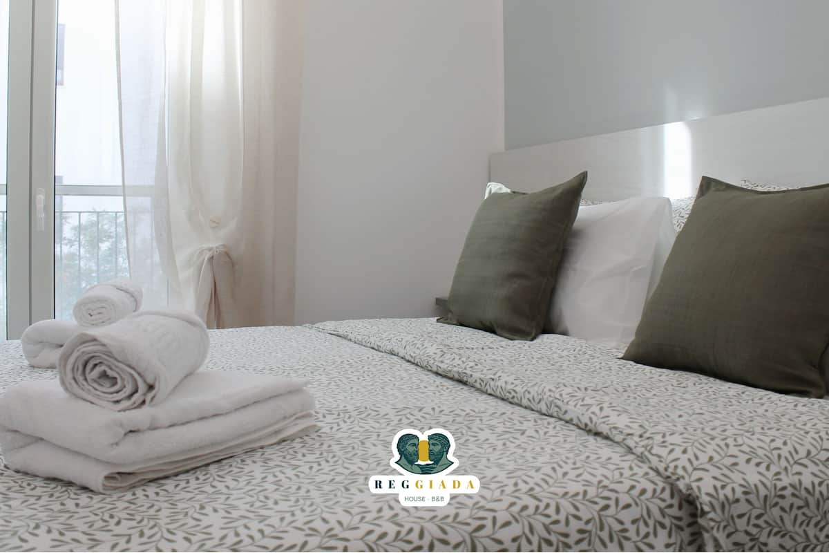 Deluxe Room, Balcony | In-room safe, desk, blackout drapes, soundproofing