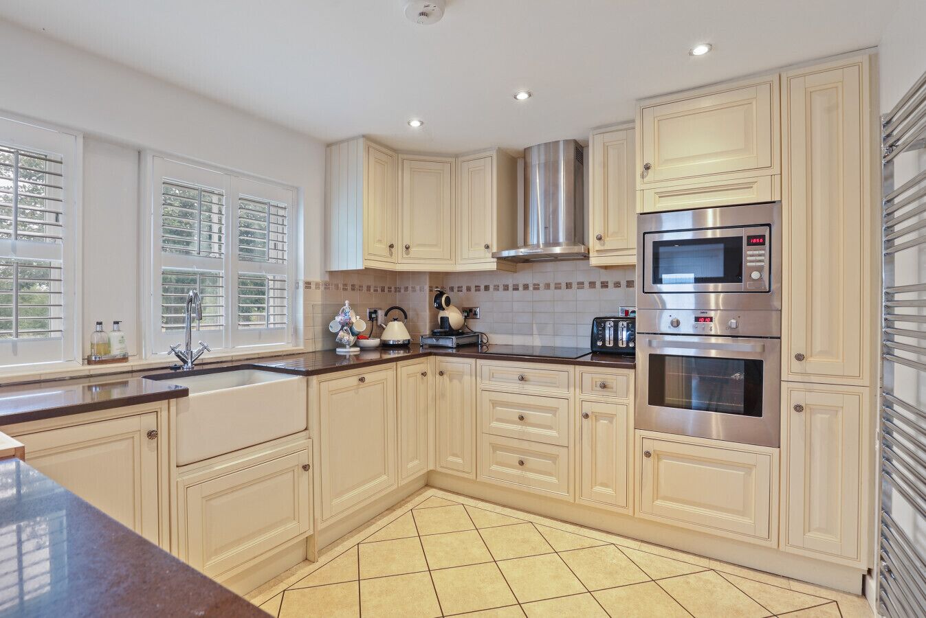 Kylskåp, mikrovågsugn, ugn och spishäll