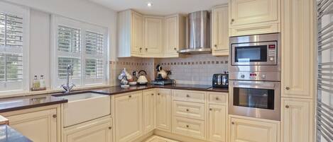 Een koelkast, een microgolfoven, een oven, een kookplaat