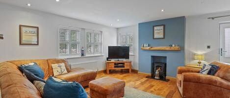 Smart TV, fireplace, DVD player