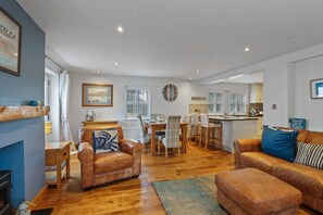 Smart TV, fireplace, DVD player