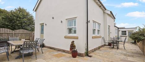 تناول الطعام بالخارج