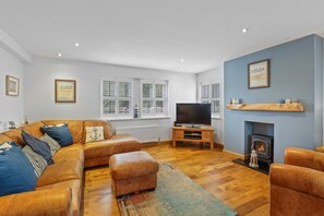 Smart TV, fireplace, DVD player