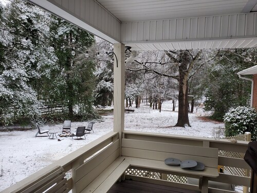 Private & Peaceful w/Hot Tub, Fireplace, Popcorn Machine. 15 Mins to Everything