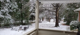 Private & Peaceful w/Hot Tub, Fireplace, Popcorn Machine. 15 Mins to Everything