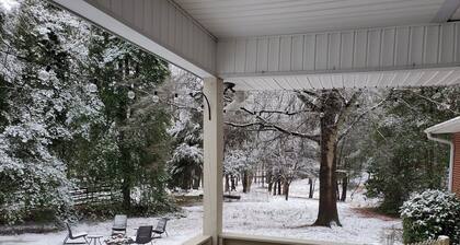 Private & Peaceful w/Hot Tub, Fireplace, Popcorn Machine. 15 Mins to Everything