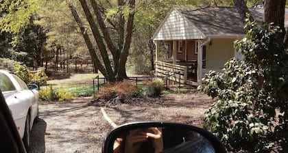 Private & Peaceful w/Hot Tub, Fireplace, Popcorn Machine. 15 Mins to Everything