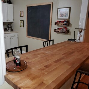 Dining - Private & Peaceful w/Hot Tub, Fireplace, Popcorn Machine. 15 Mins to Everything (Summerfield)