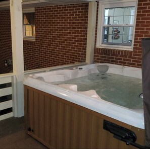 Interior - Private & Peaceful w/Hot Tub, Fireplace, Popcorn Machine. 15 Mins to Everything (Summerfield)