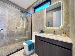 Een haardroger, handdoeken, toiletpapier