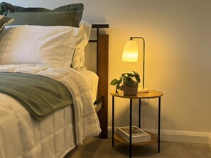 2 bedrooms, iron/ironing board, WiFi, bed sheets - 5 mins' Walk to Sunnybank Market Square|2B2B luxe retreat (Sunnybank)