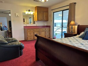 19 bedrooms, desk, iron/ironing board, travel crib