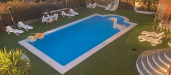 Spacious Family room that can accommodate up to 2 adults and 1 child. En-suite bathroom with shower. There is a king size bed and a single bed if required. The room has views of the village square.
