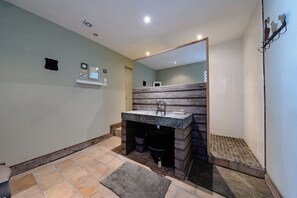 Bruser, hårtørrer, håndklæder, Toiletpapir