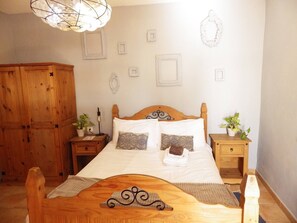1 bedroom, free WiFi, bed sheets - This is a double room with a double bed. It has an en-suite bathroom. The window in the room looks out into the hallway. (Vilaflor)