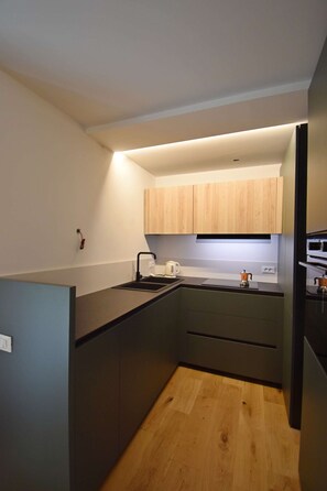 Refrigerador, horno, lavavajillas y cafetera y tetera 