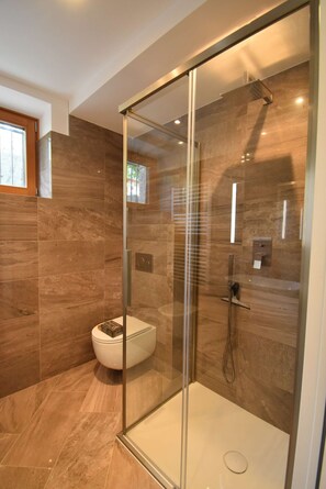 Regadera, amenidades de baño gratuitas, secadora de cabello, bidet 