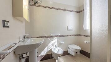 Apartment | Bathroom | Shower, hair dryer, towels