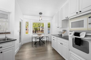 Fridge, microwave, oven, stovetop - Chic happens 3/2 heated pool 5 min from Siesta (Sarasota)