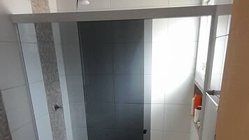 Douche, serviettes fournies, savon, papier toilette