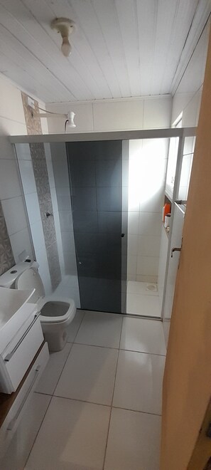 Regadera, toallas, jabón, papel de baño 