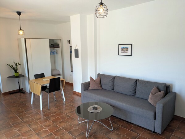 Unclassified image, 1 of 11, button