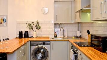 Coffee/tea maker, fridge, microwave, oven