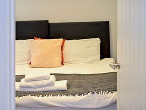 1 habitación, tabla de planchar con plancha, wifi gratis y ropa de cama
