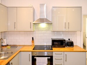 Kjøleskap, mikrobølgeovn, ovn og kaffetrakter/tekoker