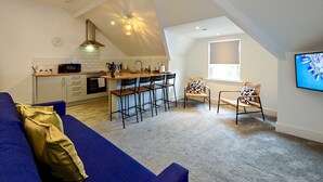 A modern loft apartment with a kitchen, dining area, and living space. - Roath - Modern Flat Near City Centre W/Parking | Pass the Keys (Cardiff)