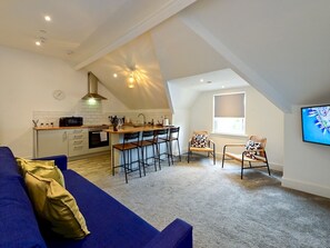 TV - Roath - Modern Flat Near City Centre W/Parking | Pass the Keys (Cardiff)