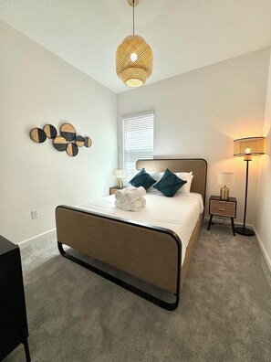 Chambre Double, 1 grand lit, non-fumeur, salle de bains privée