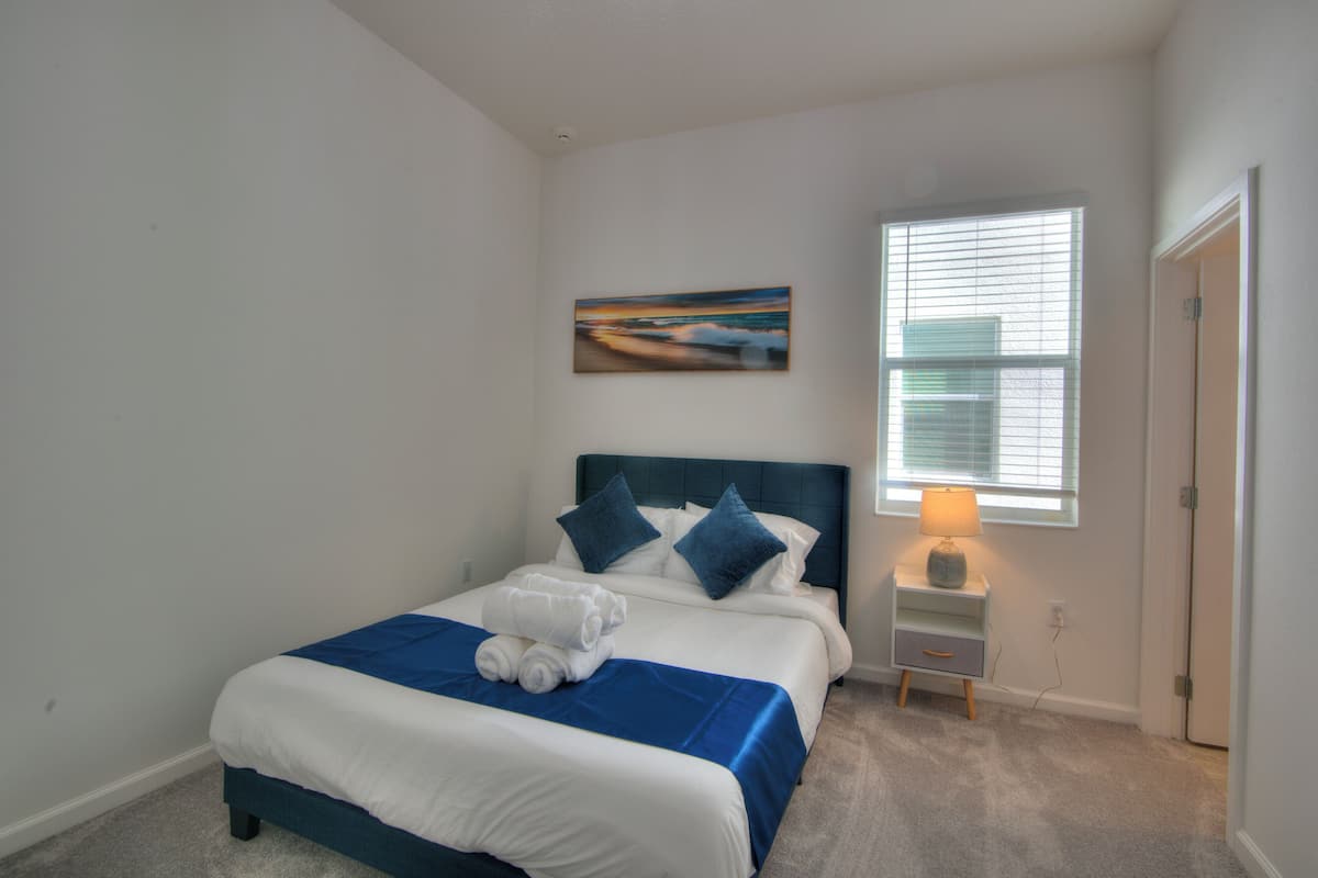 Double Room, 1 Queen Bed, Non Smoking, Private Bathroom