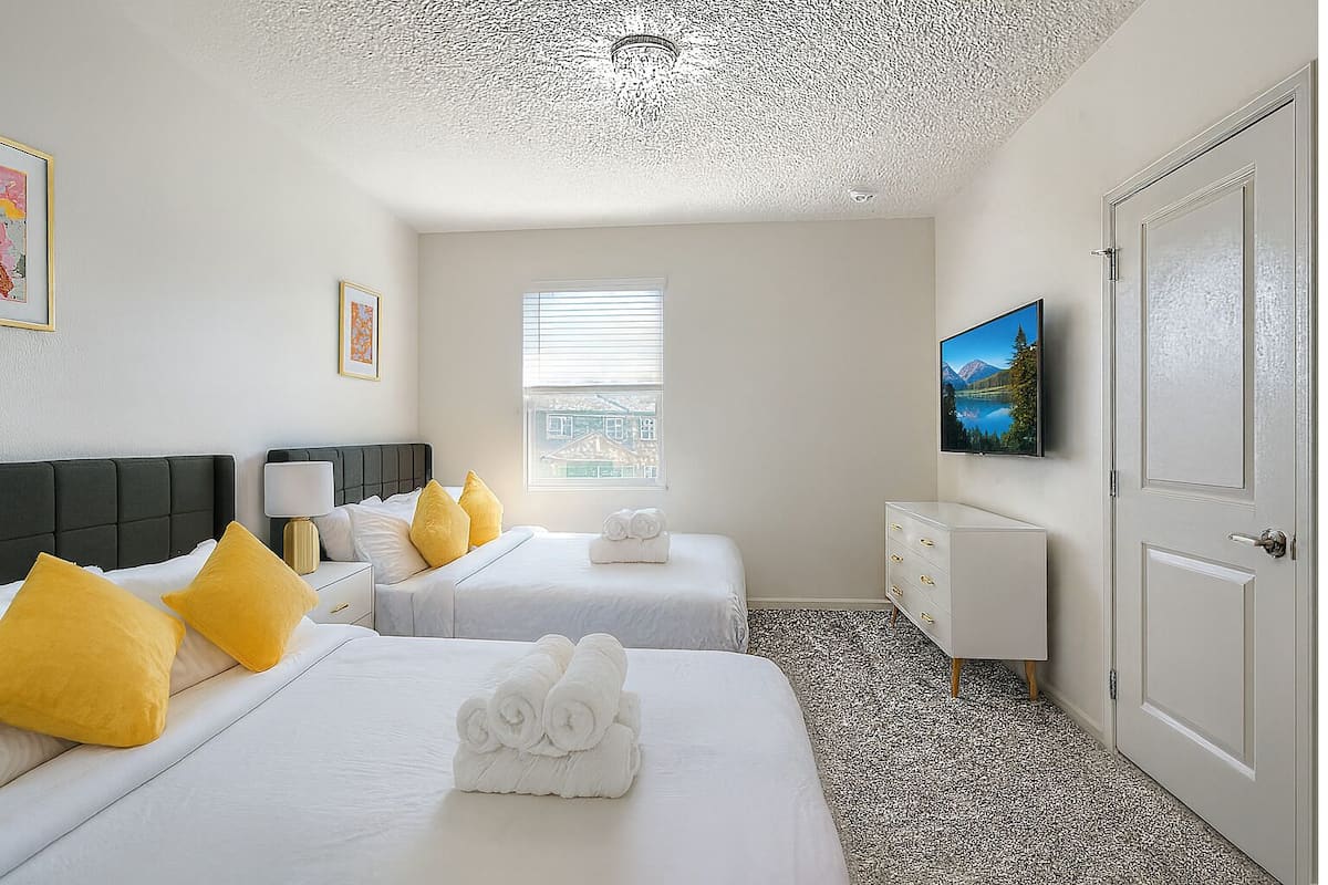 Quadruple Room, 2 Queen Beds, Non Smoking, Private Bathroom | Free WiFi