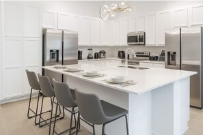 Full-sized fridge, microwave, oven, stovetop