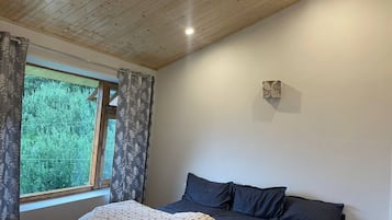 5 bedrooms, desk, free WiFi, bed sheets