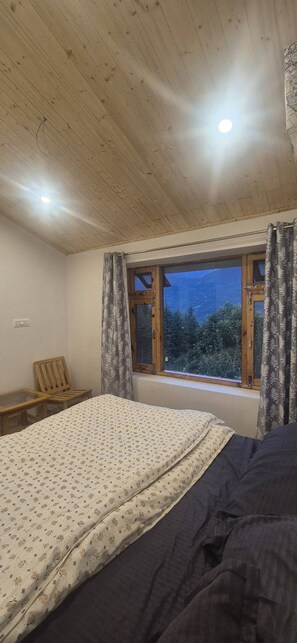 5 bedrooms, desk, free WiFi, bed sheets