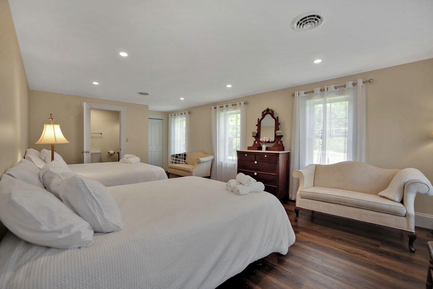 3 makuuhuonetta, silitysrauta/-lauta, Wi-Fi, vuodevaatteet