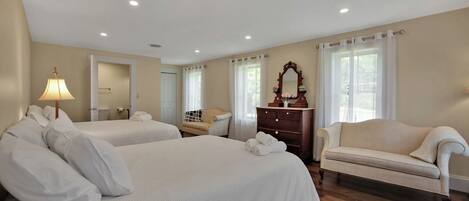 3 bedrooms, iron/ironing board, WiFi, bed sheets