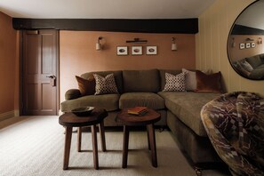 Signature Suite, 1 King Bed | Living area