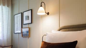 Escritorio, cortinas blackout y wifi gratis