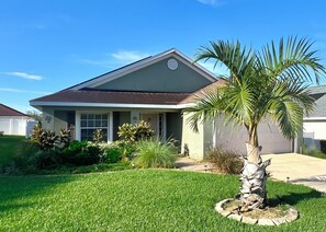 Exterior - Cozy Palms Villa: 4BR, 3BA Home, South-Facing Pool & Spa – Mins to Disney! (Davenport)