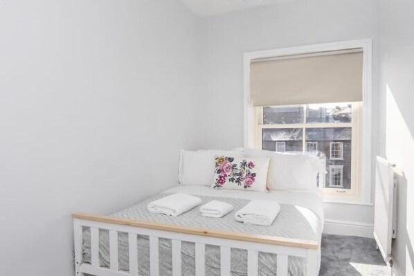 2 bedrooms, iron/ironing board, WiFi, bed sheets