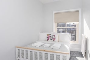 2 habitaciones, tabla de planchar con plancha, wifi y ropa de cama